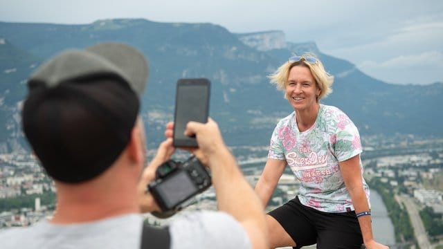 Bundestrainerin Martina Voss-Tecklenburg bei einer Tour durch Grenoble.