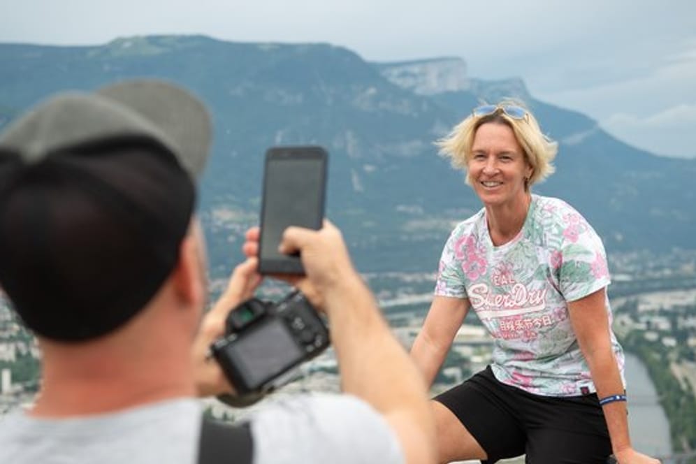 Bundestrainerin Martina Voss-Tecklenburg bei einer Tour durch Grenoble.
