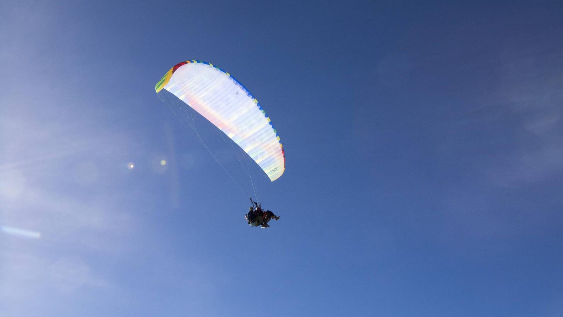 Ein Paragleiter: In Tirol ist ein Mann ums Leben gekommen.