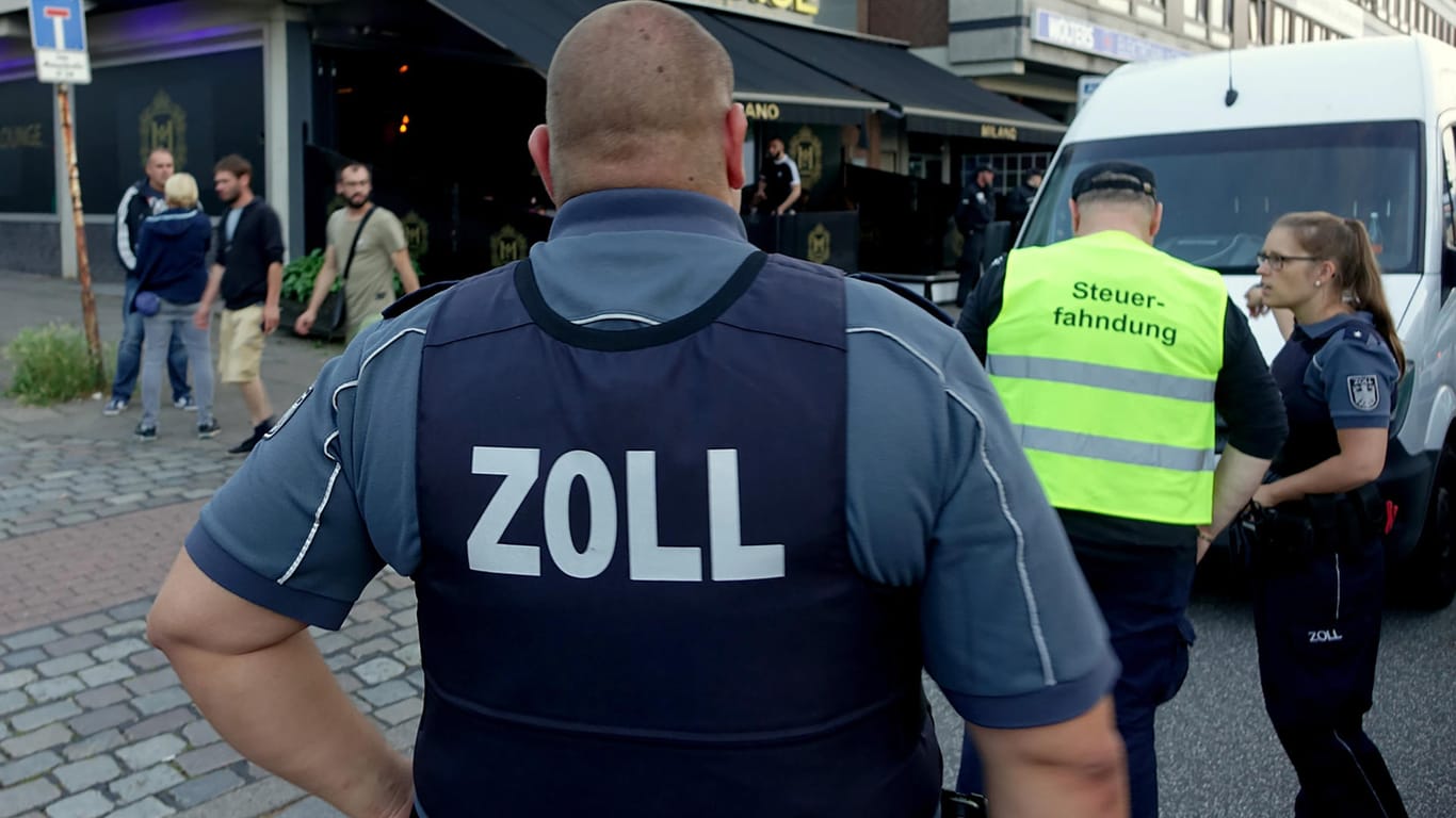 Hamburg: Beamte von Zoll, Polizei und Steuerfahndung durchsuchen eine Shisha-Bar.