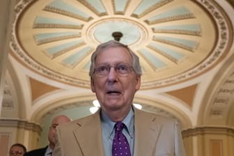 Mitch McConnell, Mehrheitsführer der Republikanischen Partei im Senat: Der US-Senat setzte mehrere Abstimmungen zur Blockierung von Waffenverkäufen an Saudi-Arabien an, die gute Chancen auf Erfolg haben.