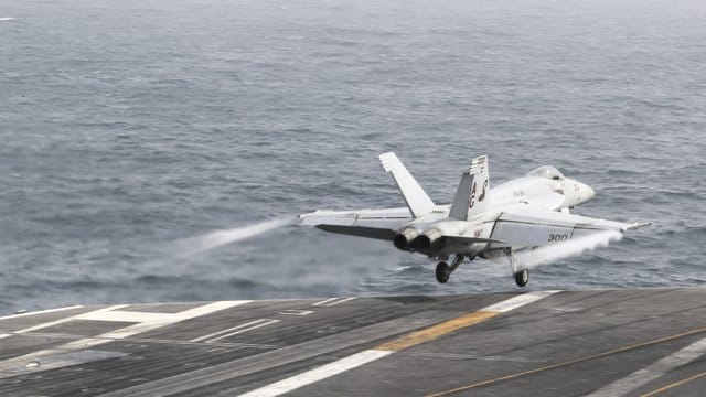 Ein F/A-18E Super Hornet Kampflugzeug beim Start vom Deck des Flugzeugträgers der Nimitz-Klasse, Abraham Lincoln (CVN 72). Ein F/A-18E Super Hornet Kampflugzeug beim Start vom Deck des Flugzeugträgers der Nimitz-Klasse, Abraham Lincoln (CVN 72).