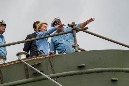 Verteidigungsministerin Ursula von der Leyen steht neben Vizeadmiral Andreas Krause (l), Inspekteur der Marine, und Nils Brandt (r), Kommandant der "Gorch Fock", am Bug des Schiffes.