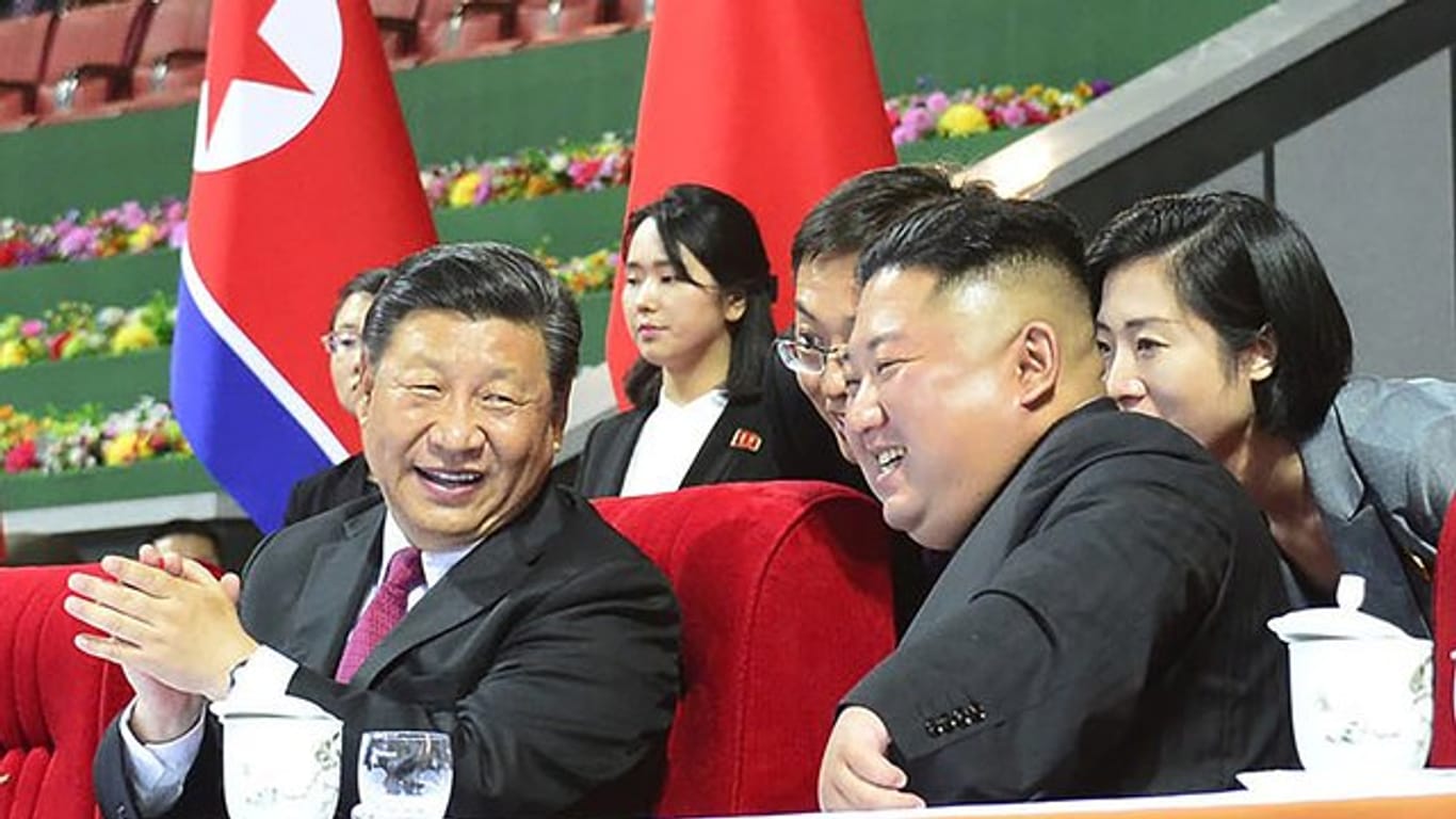 Gute Stimmung zwischen Xi Jinping (l.
