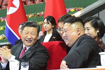 Gute Stimmung zwischen Xi Jinping (l.