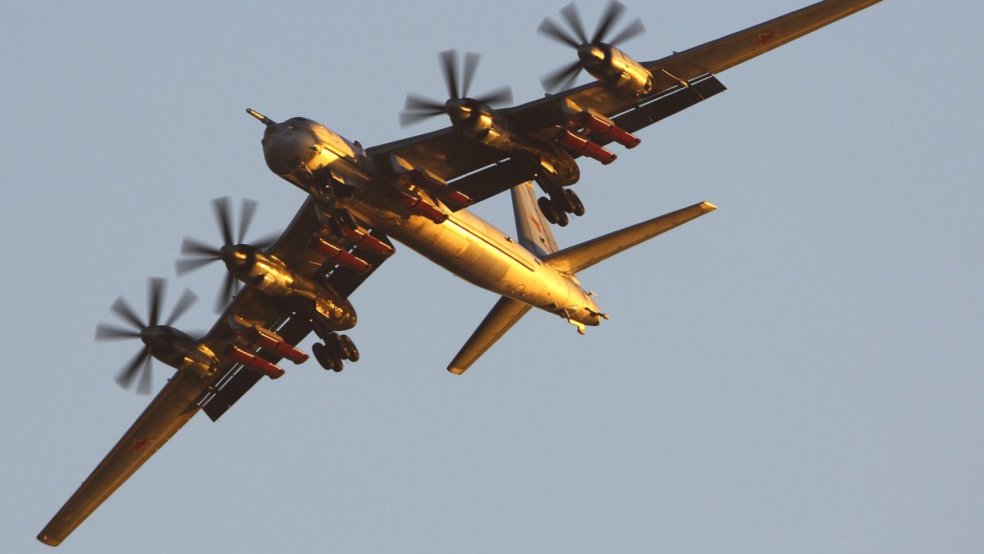 Eine Tupolev Tu-95: Zwei solcher russischen Langstreckenbomber sind südlich von Tokio in den japanischen Luftraum eingedrungen. (Archivfoto)