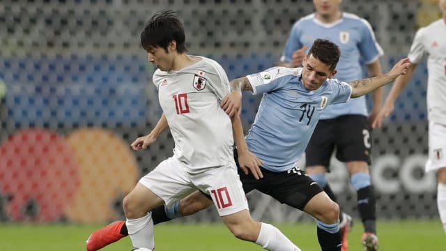 Der Japanr Shoya Nakajima (l) im Zweikampf mit Lucas Torreira.