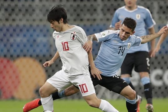 Der Japanr Shoya Nakajima (l) im Zweikampf mit Lucas Torreira.