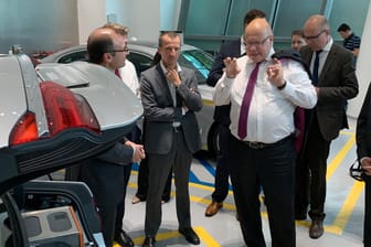 Bundeswirtschaftsminister Peter Altmaier besucht auf seiner China-Reise das BMW-Entwicklungszentrum für autonomes Fahren: Am Freitag steht ein Treffen mit dem Huawei-Gründer an.