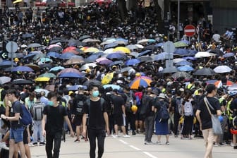 Demonstranten versammeln sich auf einer Straße in der Nähe des Hongkonger Regierungssitzes.