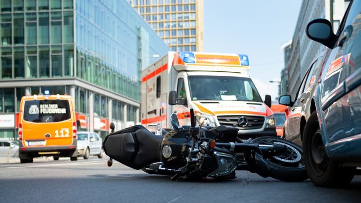Die Bundesvereinigung der Arbeitsgemeinschaften der Notärzte Deutschlands warnt vor noch mehr Motorradunfällen.