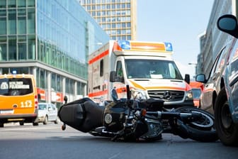 Die Bundesvereinigung der Arbeitsgemeinschaften der Notärzte Deutschlands warnt vor noch mehr Motorradunfällen.