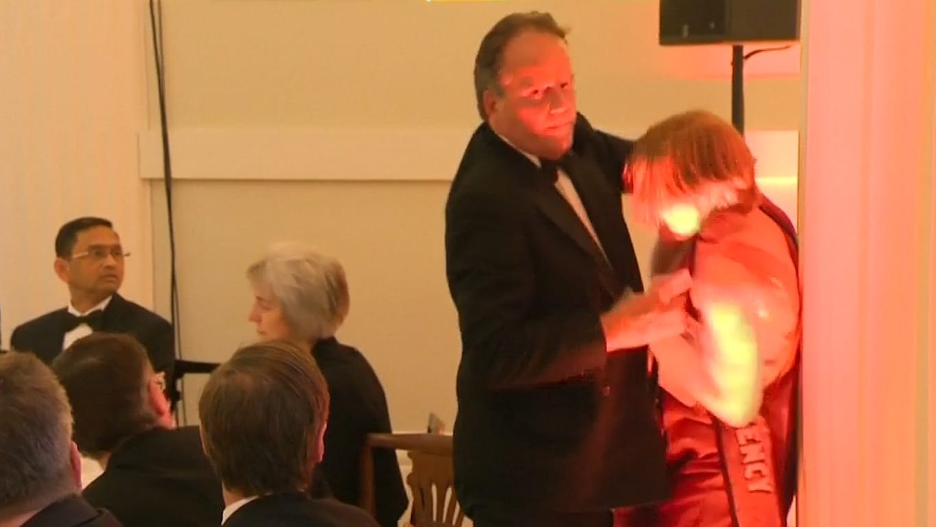 Szene aus dem Video: Mark Field wird handgreiflich gegen die Klimaaktivistin.