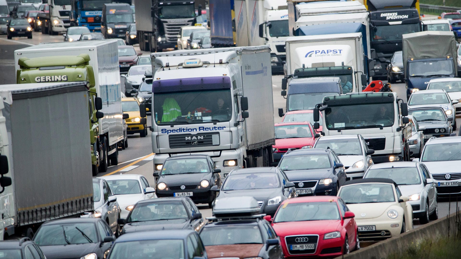 Autos stauen sich (Symbolbild): Auf der A3 brauchen Autofahrer Geduld.