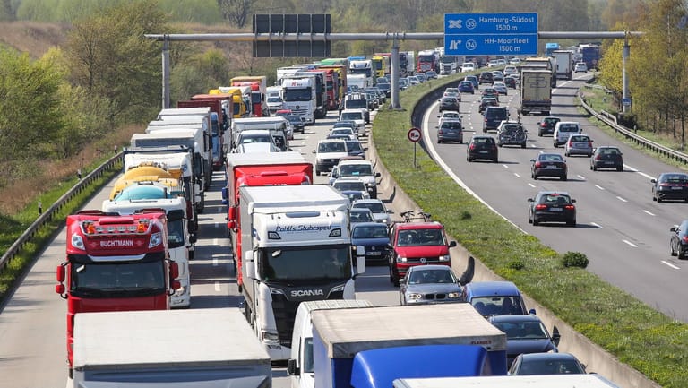 Stau auf der A1 in Hamburg: Die Autobahn zwischen Bremen und Lübeck wird am Wochenende vollgesperrt. (Archivfoto)