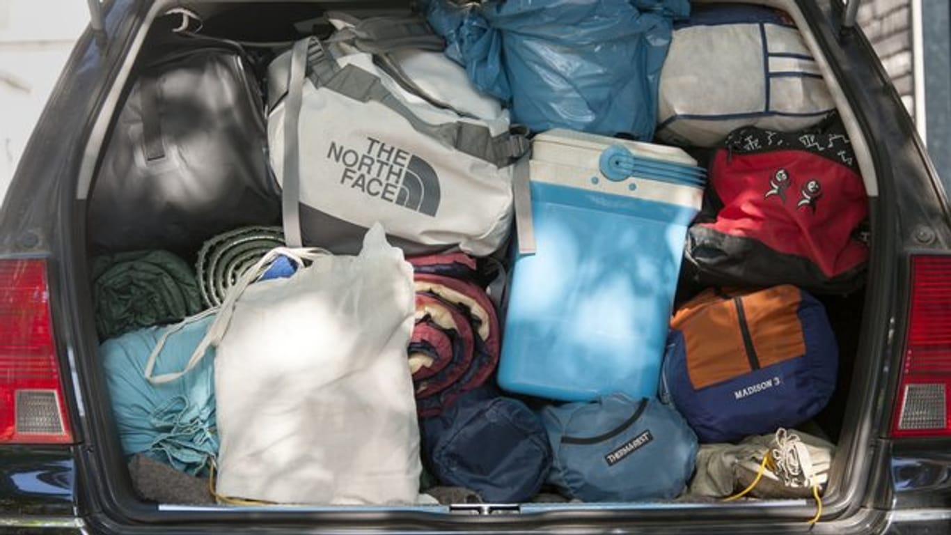 Bis oben hin vollgepackt: Die Polizei will mit bundesweiten Kontrollen dafür sorgen, dass das Gepäck im Urlaubsverkehr richtig und sicher verstaut wird.