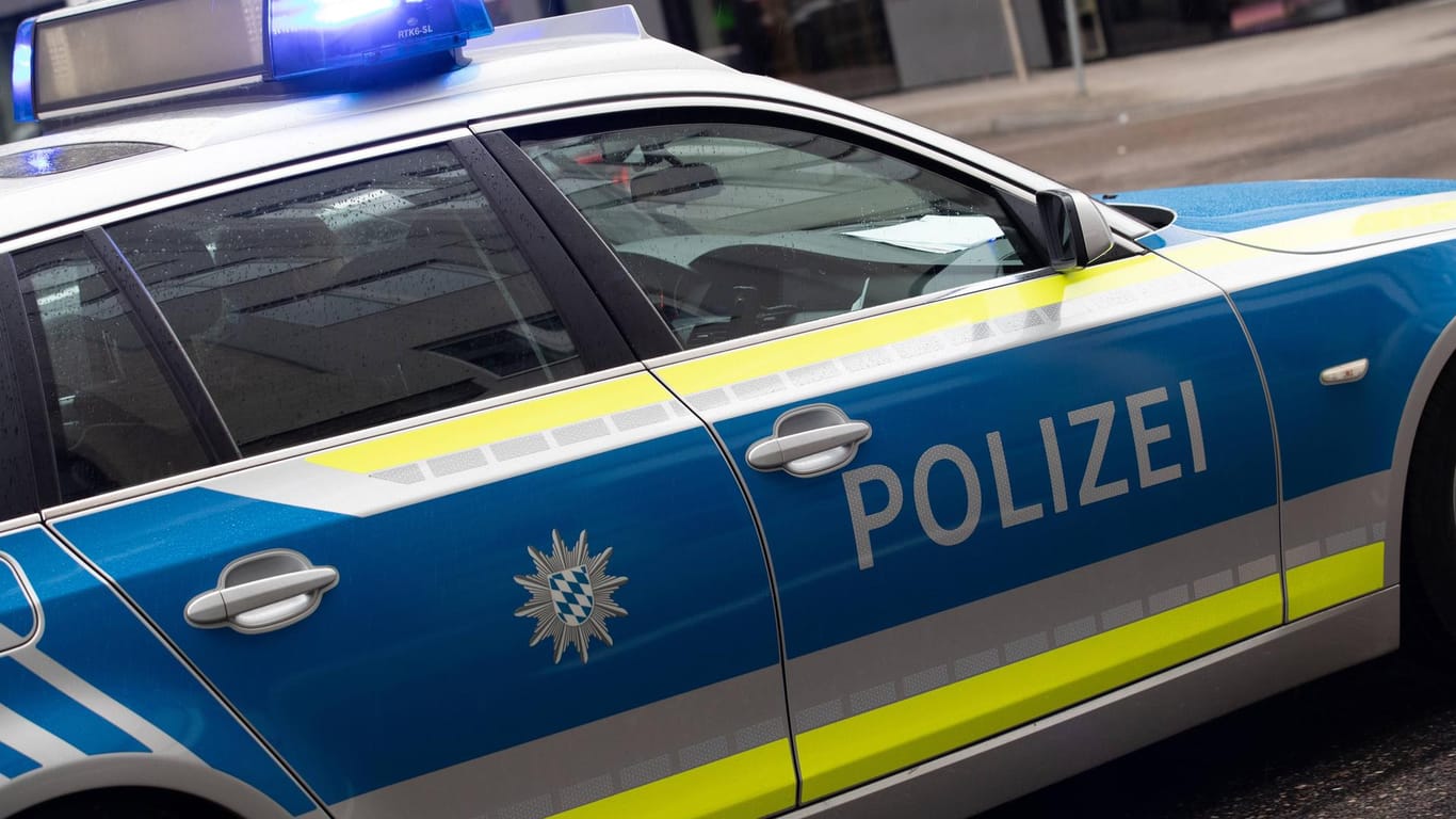 Auto bayerischen Polizei: Eine Tankstelle wurde von einem maskierten Räuber mit einer Axt überfallen. (Symbolbild)
