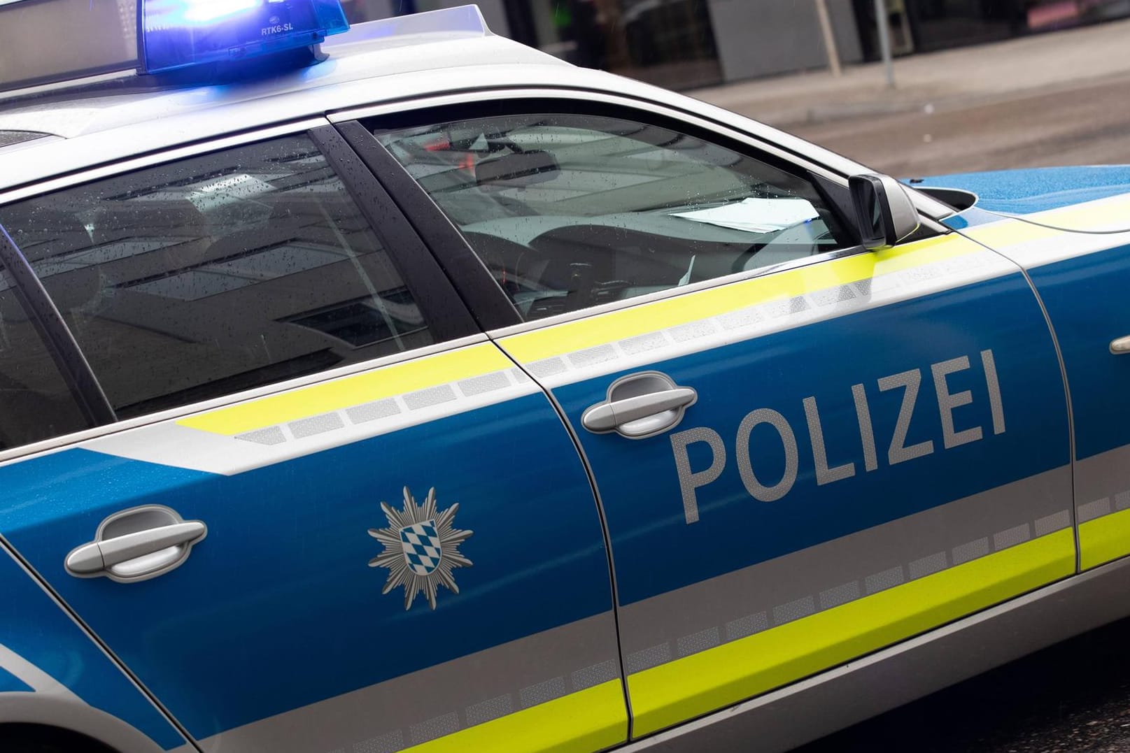 Auto bayerischen Polizei: Eine Tankstelle wurde von einem maskierten Räuber mit einer Axt überfallen. (Symbolbild)