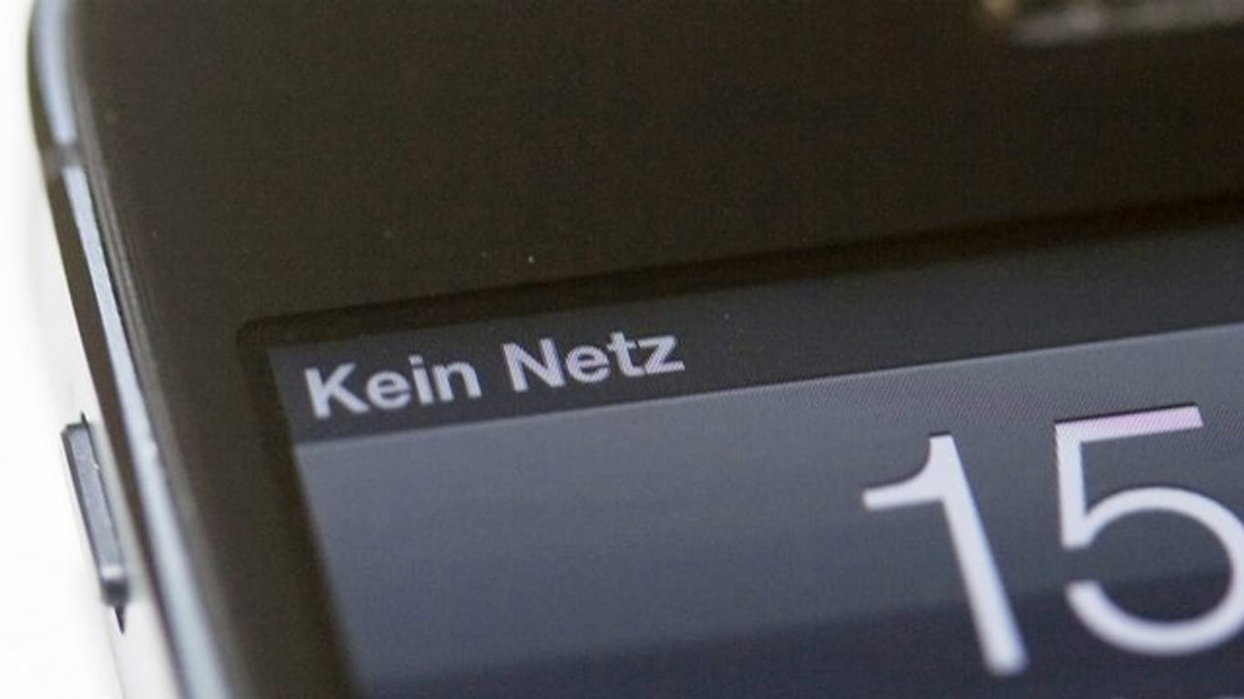 Die Aufschrift "Kein Netz" ist auf dem Bildschirm eines Mobiltelefons zu sehen.