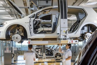 Produktion des e-Golf in Dresden: Volkswagen und die übrigen deutschen Hersteller verstärken inzwischen ihren Einsatz bei der E-Mobilität.