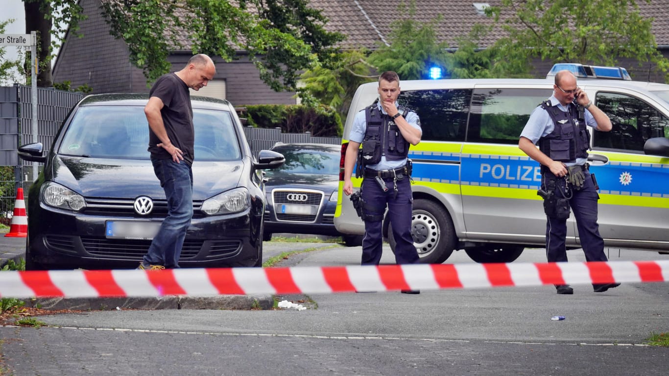 Siegen: Polizeibeamte untersuchen den Tatort, an dem ein 15-Jähriger einen 47-Jährigen durch Messerstiche getötet haben soll.