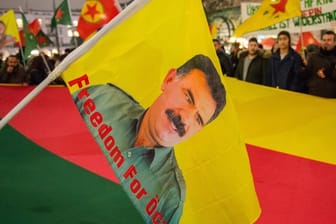 Anhänger des inhaftierten PKK-Chefs Abduallah Öcalan bei einer Kundgebung in Hamburg.
