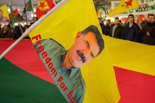 Anhänger des inhaftierten PKK-Chefs Abduallah Öcalan bei einer Kundgebung in Hamburg.