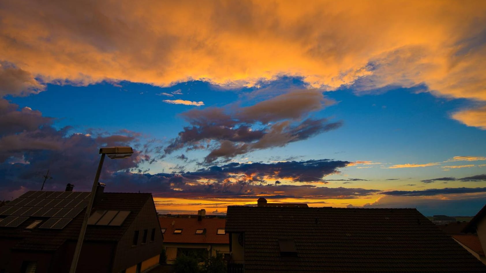 Wolken am Hinmmel über Heubach, Baden-Württemberg: Am Freitag und Samstag bleibt es bedeckt, dann wird es richtig heiß.