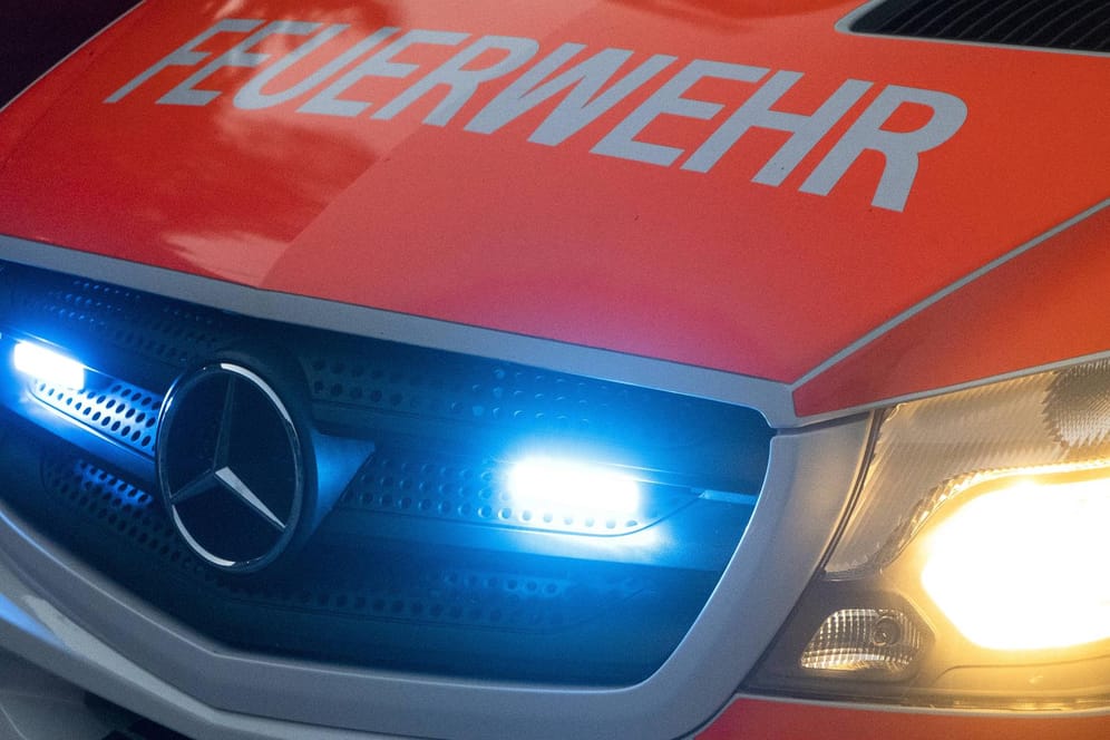 Feuerwehrwagen: In der Nähe von Bergen auf Rügen ist ein Scheune mit Oldtimern abgebrannt. (Symbolbild)