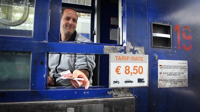 Maut in Österreich: Ein Kassierer gibt an der Brennerautobahn A13 bei Schönberg Rückgeld.