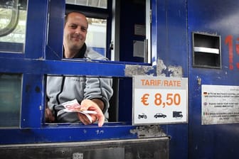 Maut in Österreich: Ein Kassierer gibt an der Brennerautobahn A13 bei Schönberg Rückgeld.