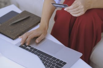 Eine Frau gibt ihre Kreditkartendaten auf einer Webseite ein: Ab dem 15. September gelten in der EU neue Regeln bei Bezahlvorgängen im Internet.