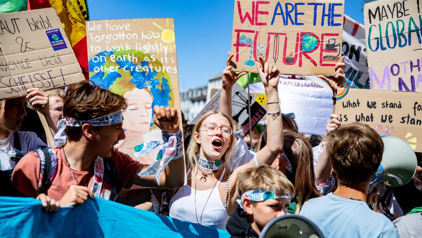 "Fridays for Future"-Demo in Aachen: "Klimagerechtigkeit ohne Grenzen – geeint für eine Zukunft" lautete das Motto.
