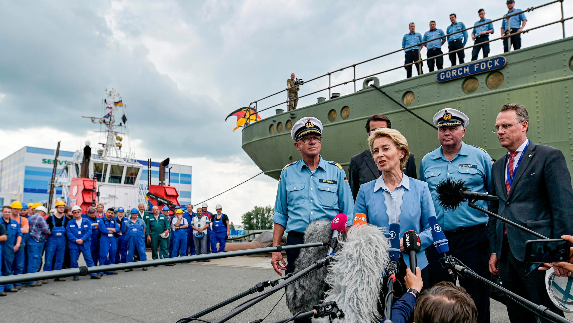 Stapellauf in Bremerhaven: Unter den Augen von Verteidigungsministerin von der Leyen (CDU) wurde die "Gorch Fock" am Freitag zu Wasser gelassen.