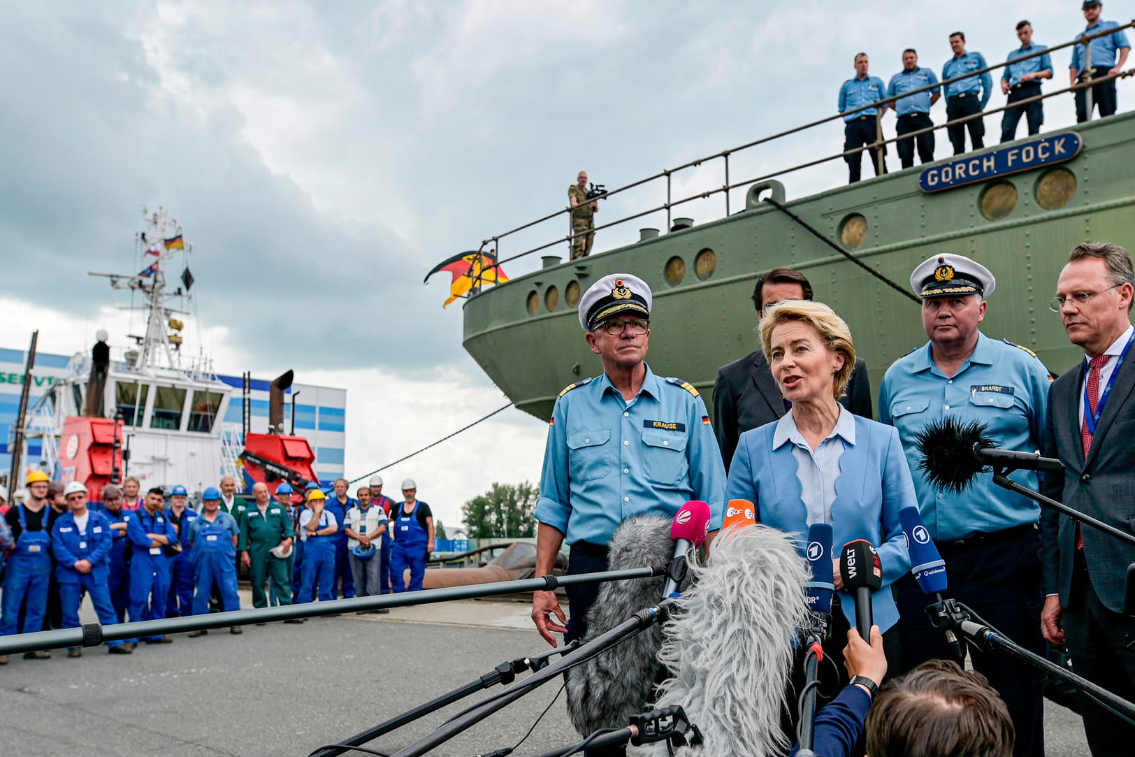 Stapellauf in Bremerhaven: Unter den Augen von Verteidigungsministerin von der Leyen (CDU) wurde die "Gorch Fock" am Freitag zu Wasser gelassen.