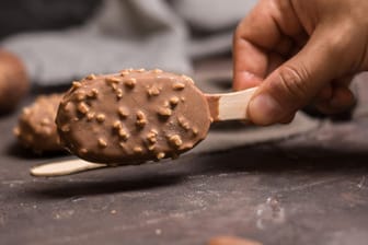 Eis am Stiel: Der Hersteller DMK ruft Packungen mit zwölf Mini-Eis zurück.