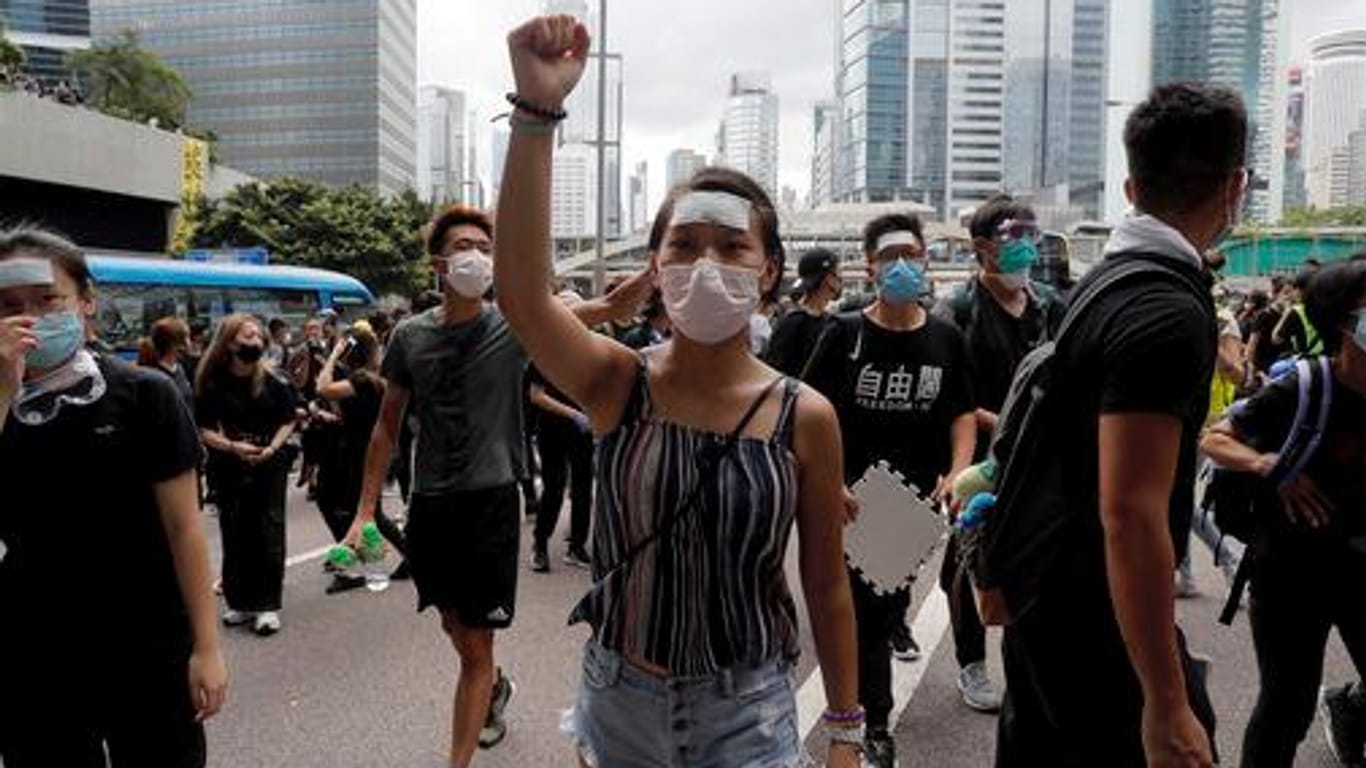 Junge Leute demonstrieren in Hongkong: Inzwischen richtet sich der Protest auch gegen Regierungschefin Carrie Lam.