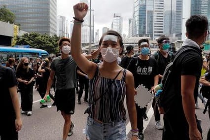 Junge Leute demonstrieren in Hongkong: Inzwischen richtet sich der Protest auch gegen Regierungschefin Carrie Lam.