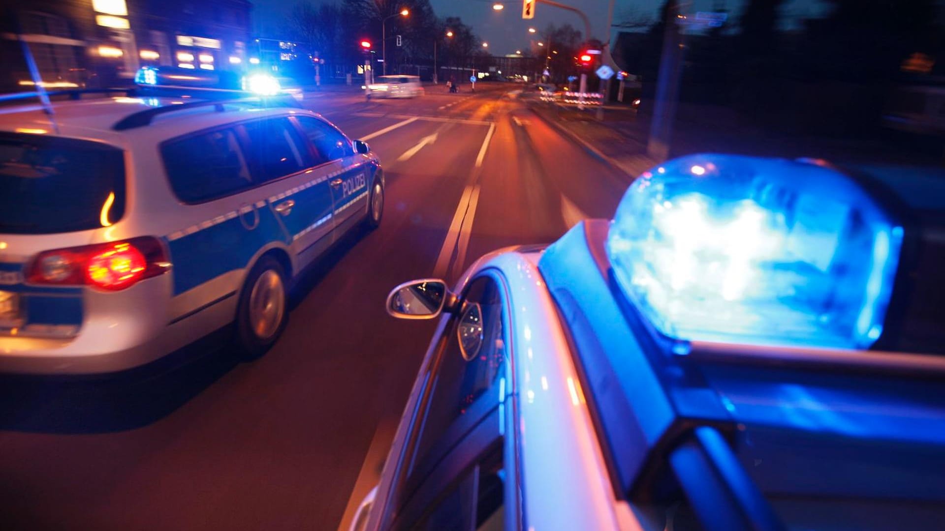 Nächtliche Einsatzfahrt (Symbolbild): 17-Jähriger wird am Montagmorgen mit Messer verletzt.