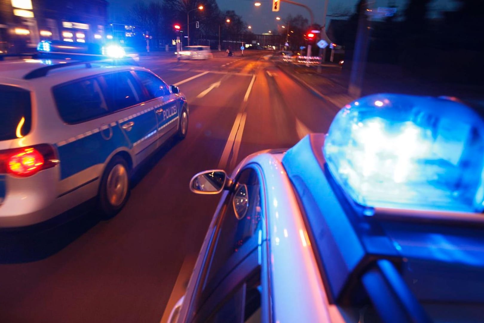 Nächtliche Einsatzfahrt (Symbolbild): 17-Jähriger wird am Montagmorgen mit Messer verletzt.