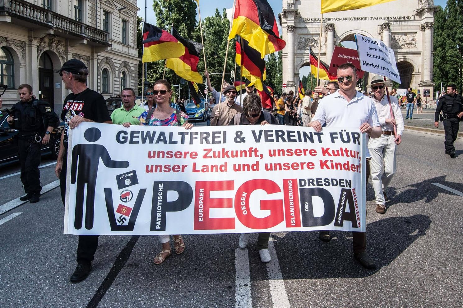 Eine Pegida-Demonstration: Joachim Gauck forderte, sich mehr mit den Anhängern von Rechtspopulisten auseinanderzusetzen.