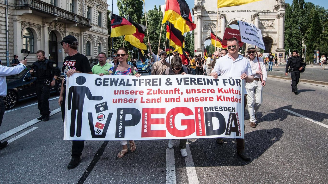 Eine Pegida-Demonstration: Joachim Gauck forderte, sich mehr mit den Anhängern von Rechtspopulisten auseinanderzusetzen.