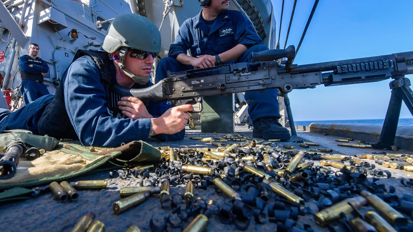 Säbelrasseln am Golf: US-Soldaten an Bord des Zerstörers USS Mitscher im Golf von Oman.