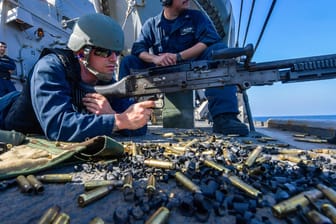 Säbelrasseln am Golf: US-Soldaten an Bord des Zerstörers USS Mitscher im Golf von Oman.