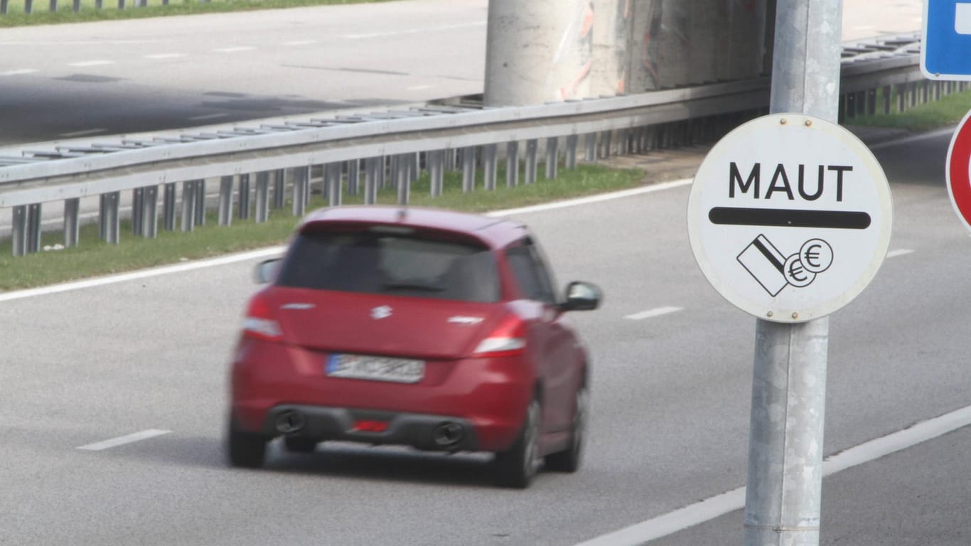 Auto fährt auf mautpflichtiger Straße: Eigentlich hätte die Maut ab Oktober 2020 erhoben werden sollen.