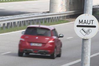 Auto fährt auf mautpflichtiger Straße: Eigentlich hätte die Maut ab Oktober 2020 erhoben werden sollen.