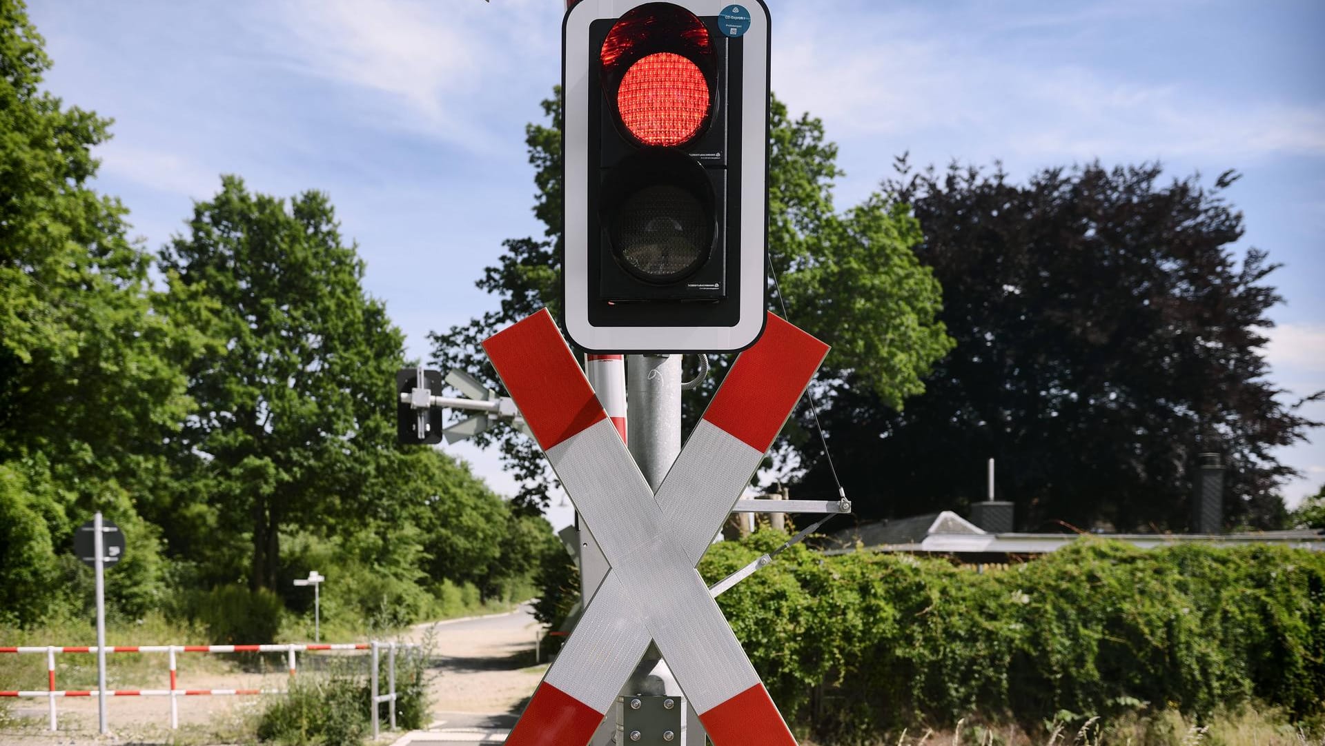 Beschränkter Bahnübergang und Rotlicht: In Celle hat ein Zug die Heckklappe eines Autos abgerissen. (Symbolbild)