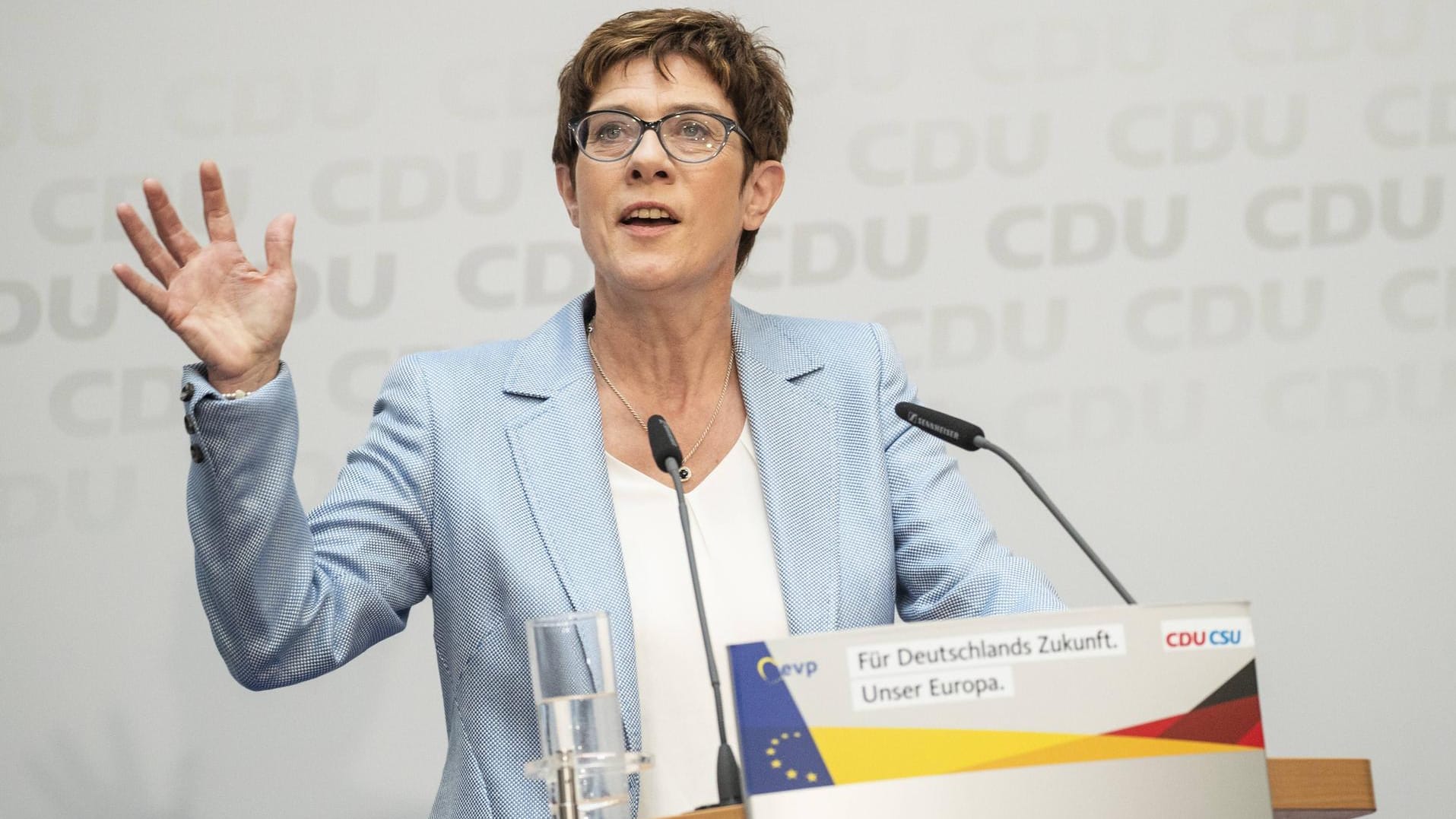 Annegret Kramp-Karrenbauer hat im vergangenen Jahr eine Dienstpflicht vorgeschlagen: Jetzt regt sie eine neue Debatte an.