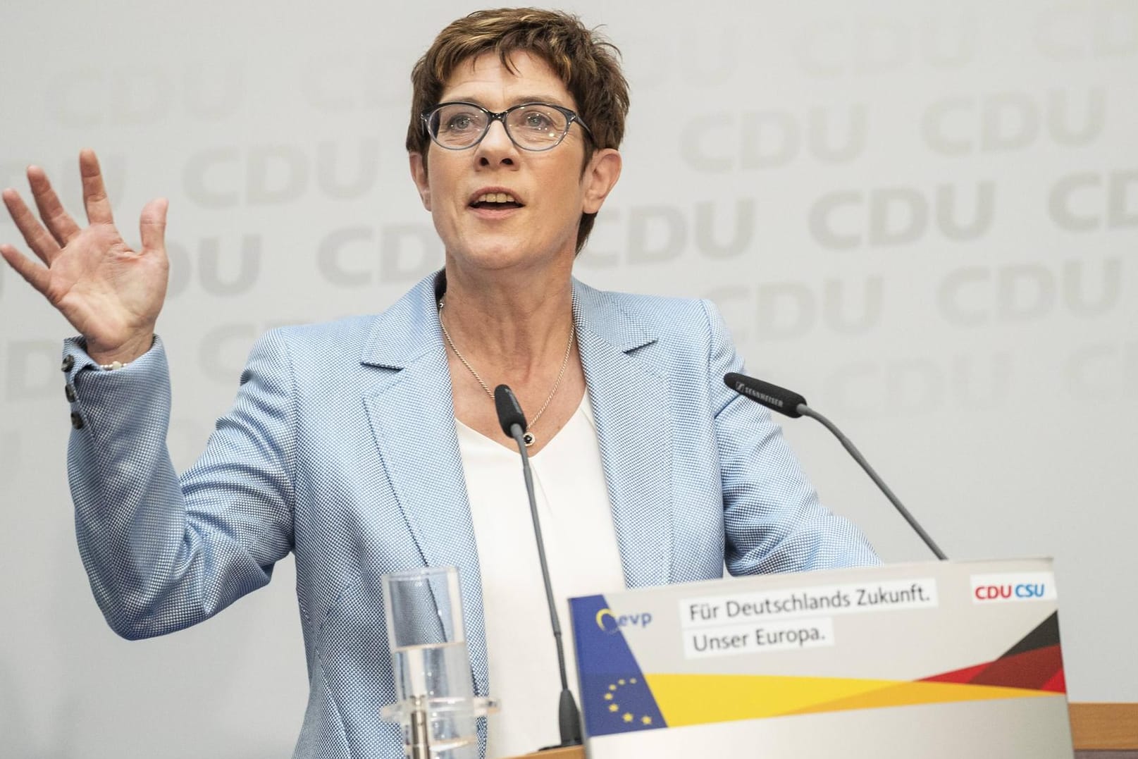 Annegret Kramp-Karrenbauer hat im vergangenen Jahr eine Dienstpflicht vorgeschlagen: Jetzt regt sie eine neue Debatte an.