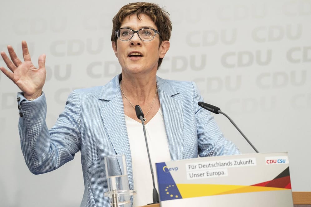 Annegret Kramp-Karrenbauer hat im vergangenen Jahr eine Dienstpflicht vorgeschlagen: Jetzt regt sie eine neue Debatte an.